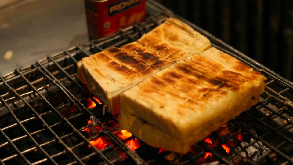Roti bakar menjadi daya tarik yang lezat dan lumer