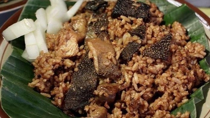 Nasgor babat dan timun acar jadi makanan khas