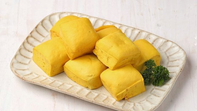 Tahu kuning makanan kenyal dan enak menjadi makanan lembut { tahu kuning indonesia }