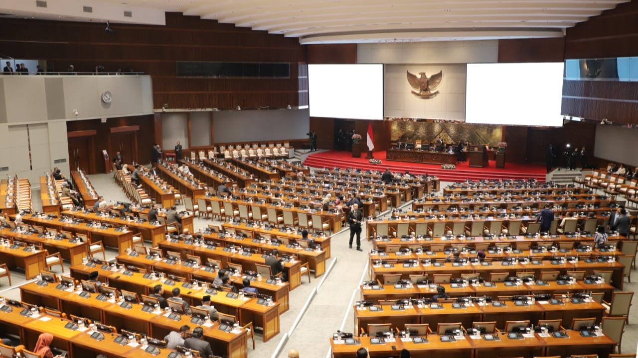 INFORMASI BERITA MENGENAI DPR HARI INI : DARI DEMO DAN KEBIJAKAN BARU